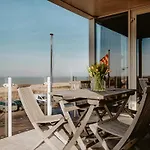 By The With Sea Views Διαμέρισμα