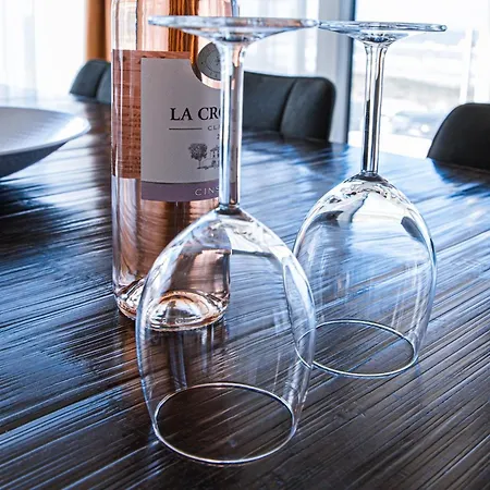 By The With Sea Views דירה *